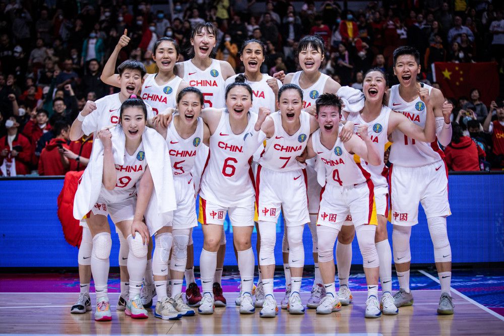 解放前类型片蛮丰富的，钟大丰他们发掘过一本书，其中证明在30年代就有人研究电影类型的东西王小鲁:现在的观众没有经过一些类型片的熏陶和训练，是不是在类型片上也就没有西方观众有那么强烈的期待和认同吧?《金刚》郝建:现在的电影绝大部分还是类型片，比如《金刚》、《指环王》、《三百勇士》、《泰坦尼克号》、《珍珠港》，绝大多数还是类型片。